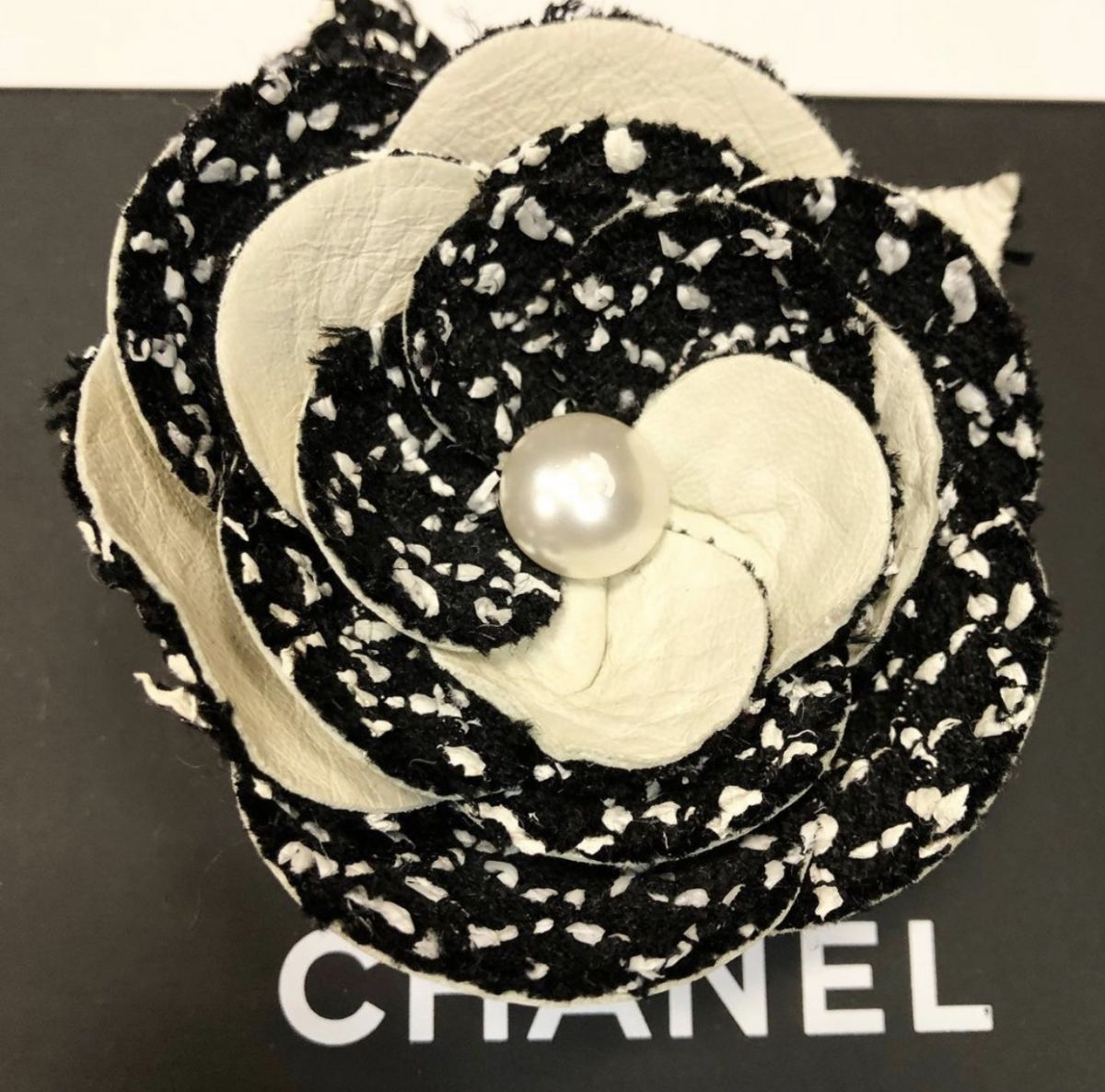 Брошка Chanel цена 23 078 руб