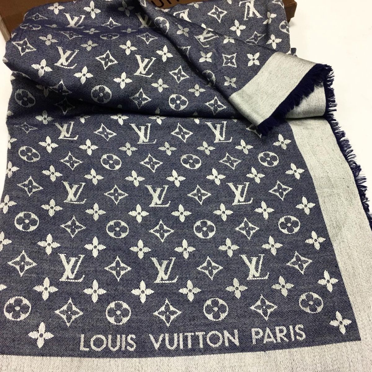 Палантин Louis Vuitton  размер 120/120 цена 15 385 руб