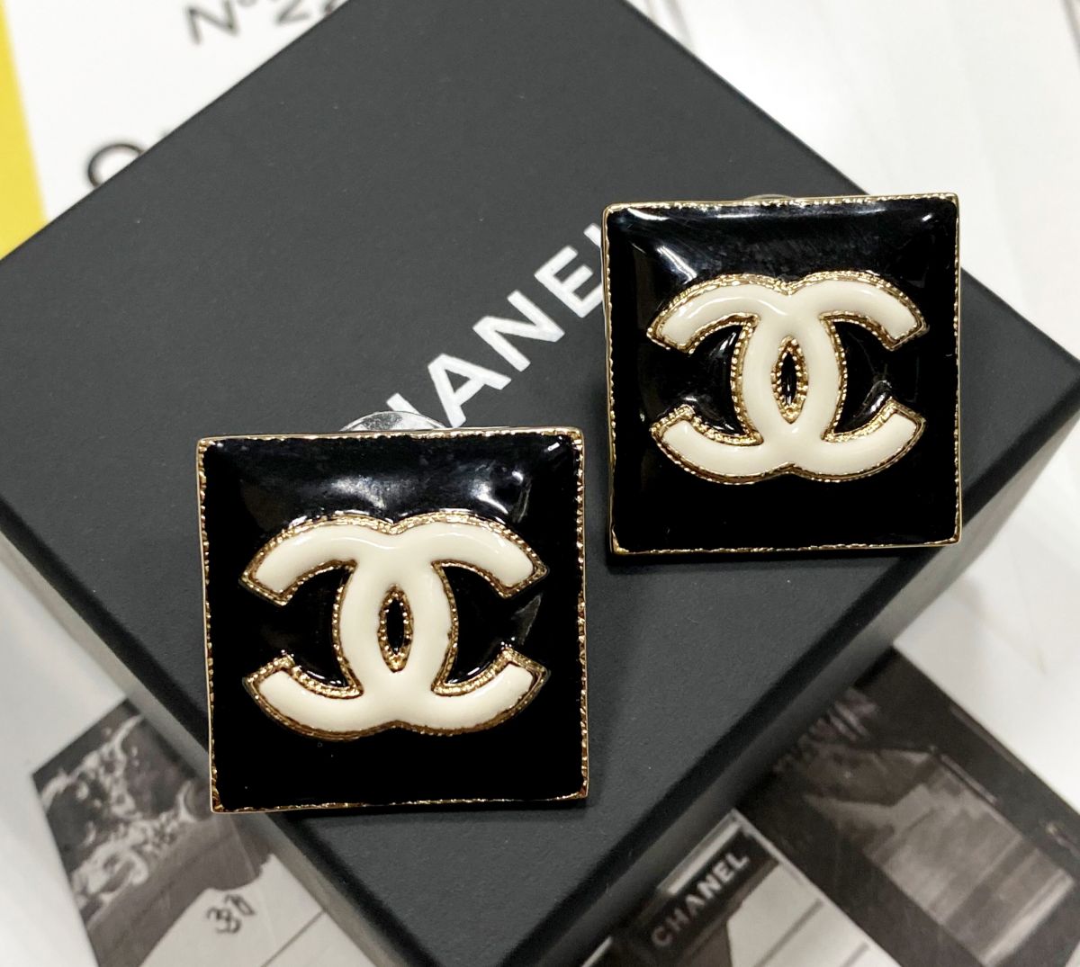 Серьги Chanel цена 46 155 руб/в коробке/ 
