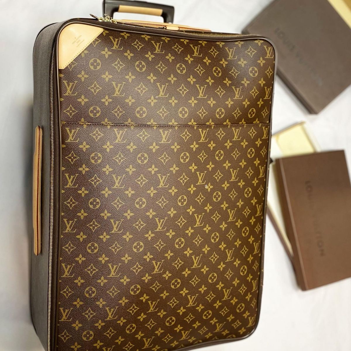 Чемодан Louis Vuitton размер 45/55 цена 76 925 руб 