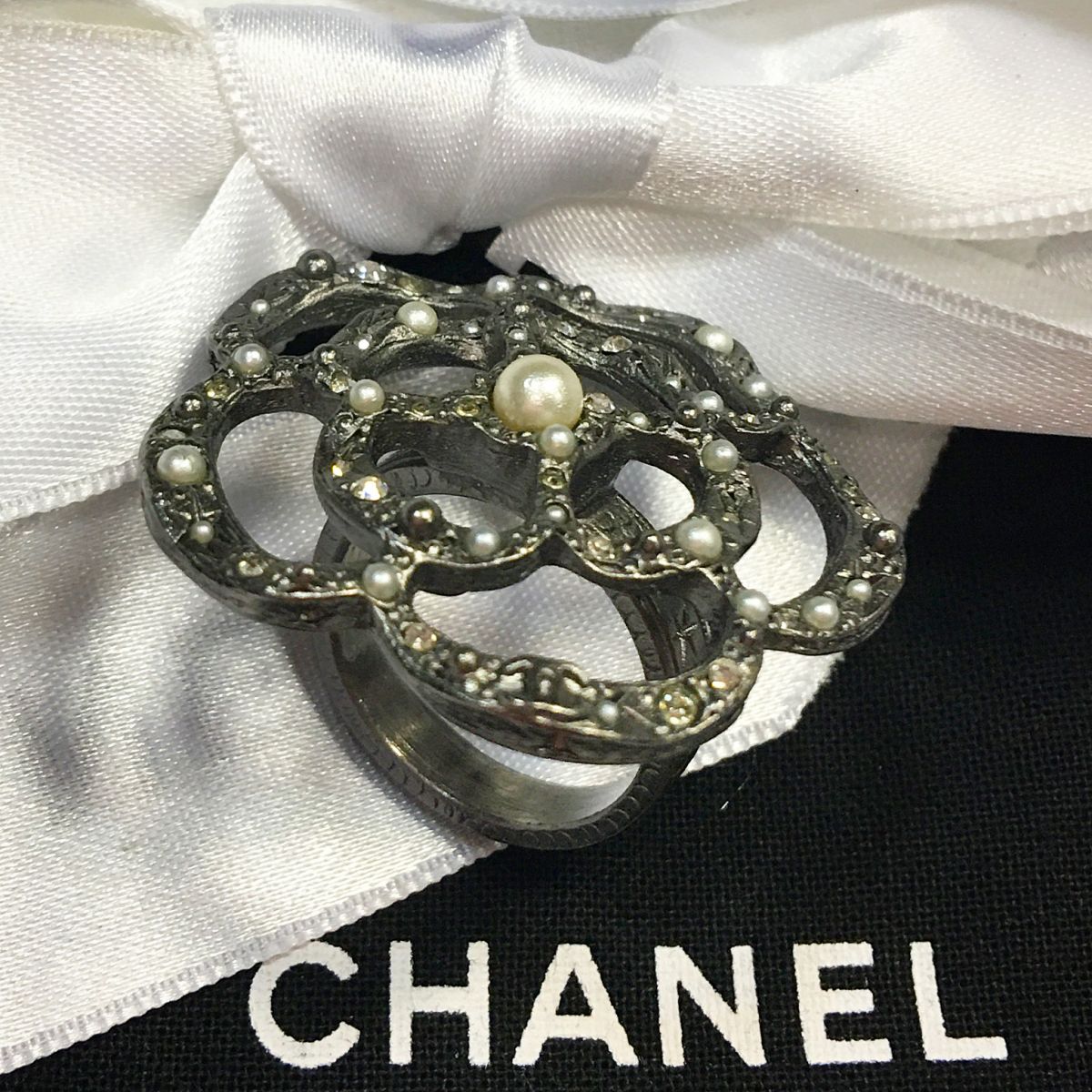 Chanel price. Кольцо Шанель. Кольцо Шанель с жемчугом. Кольцо Шанель золотое с эмблемой. Кольцо Шанель с подвеской.