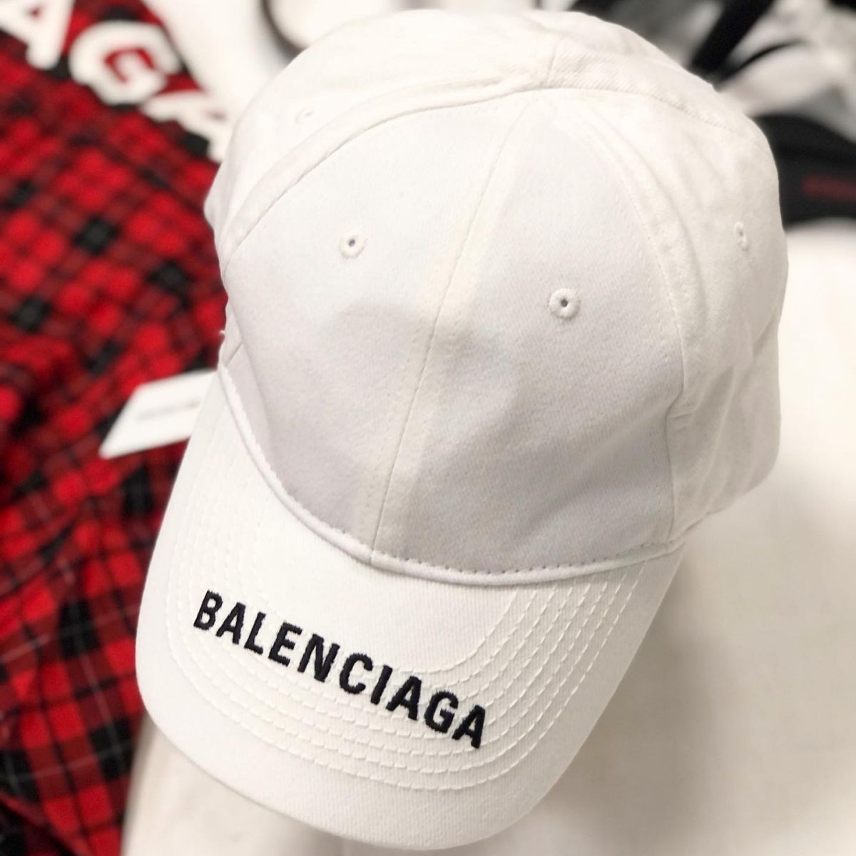 Кепка Balenciaga  цена 15 385 руб /с ценником/