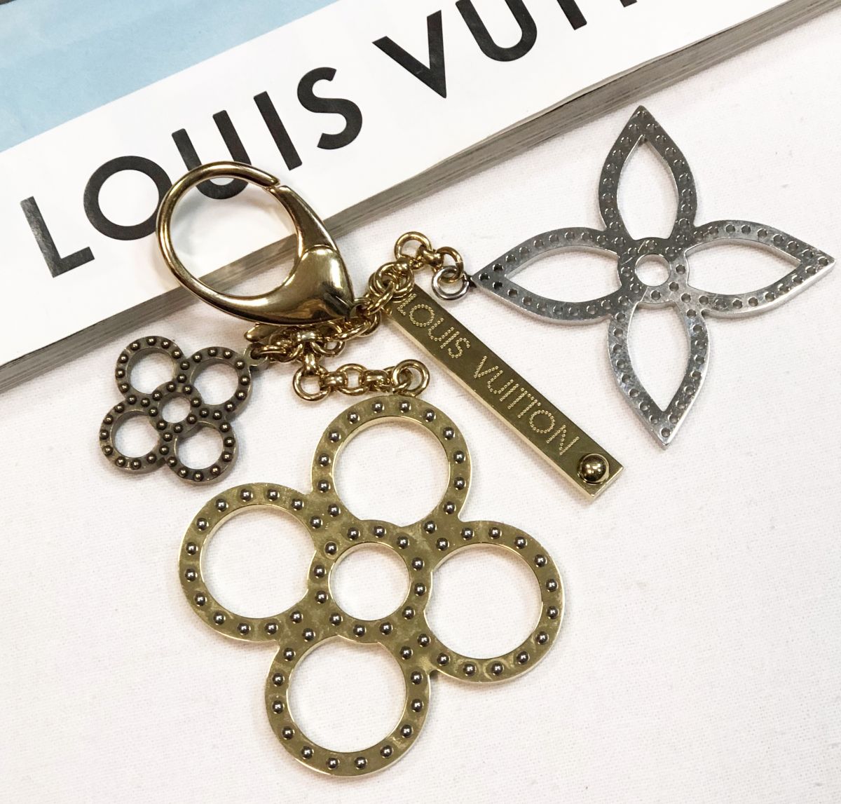 Брелок Louis Vuitton цена 15 385 руб 