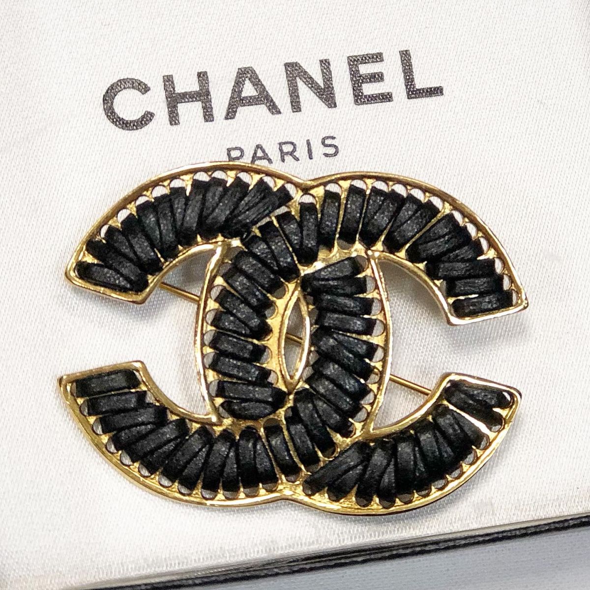 Chanel price. Брошь подвеска эмаль большая.