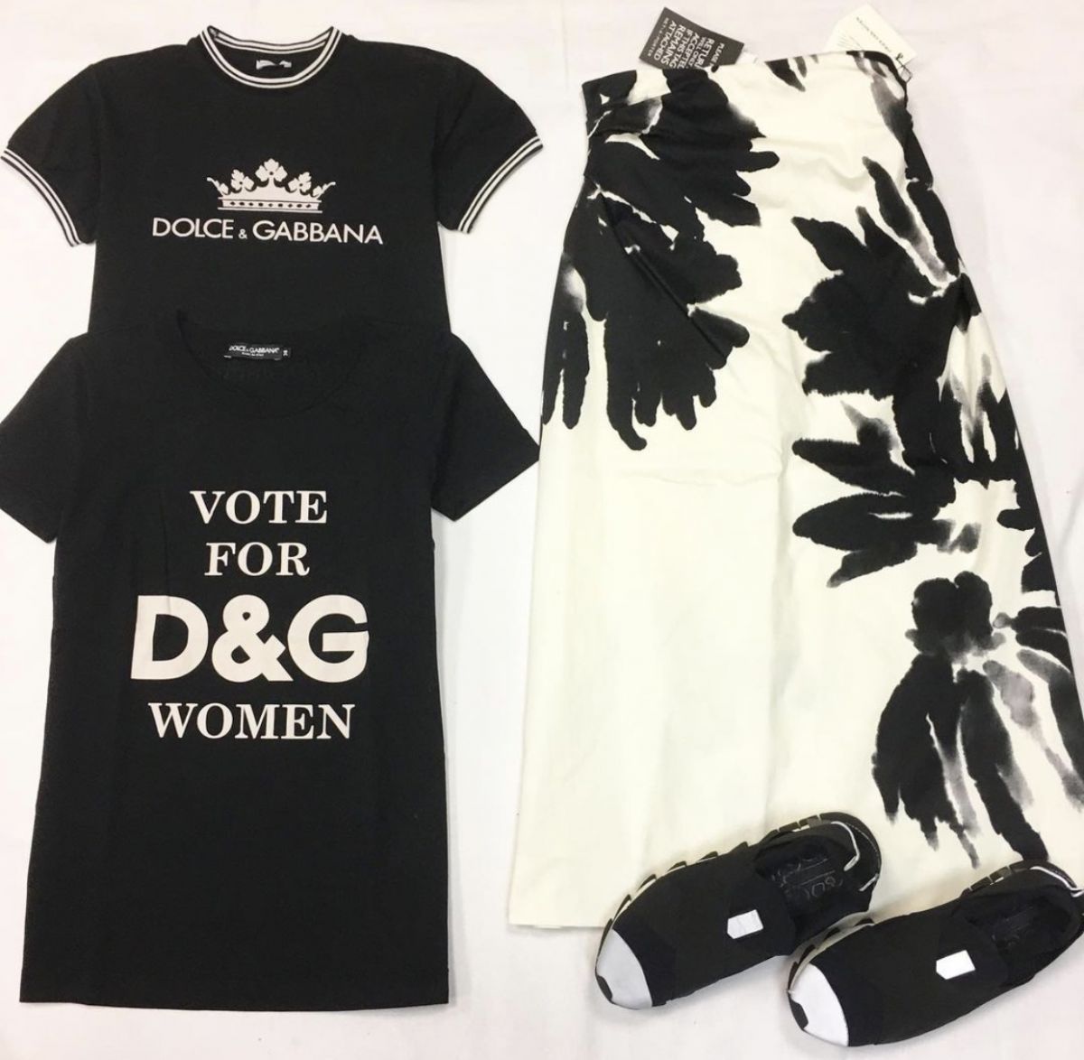 Футболки Dolce Gabbana  размер 38 цена 1 539 руб / 4 616 руб Юбка Dries van Notten  размер 40 цена 10 770 руб / с ценником/ Кеды Dolce Gabbana размер 40 цена 7 693 руб