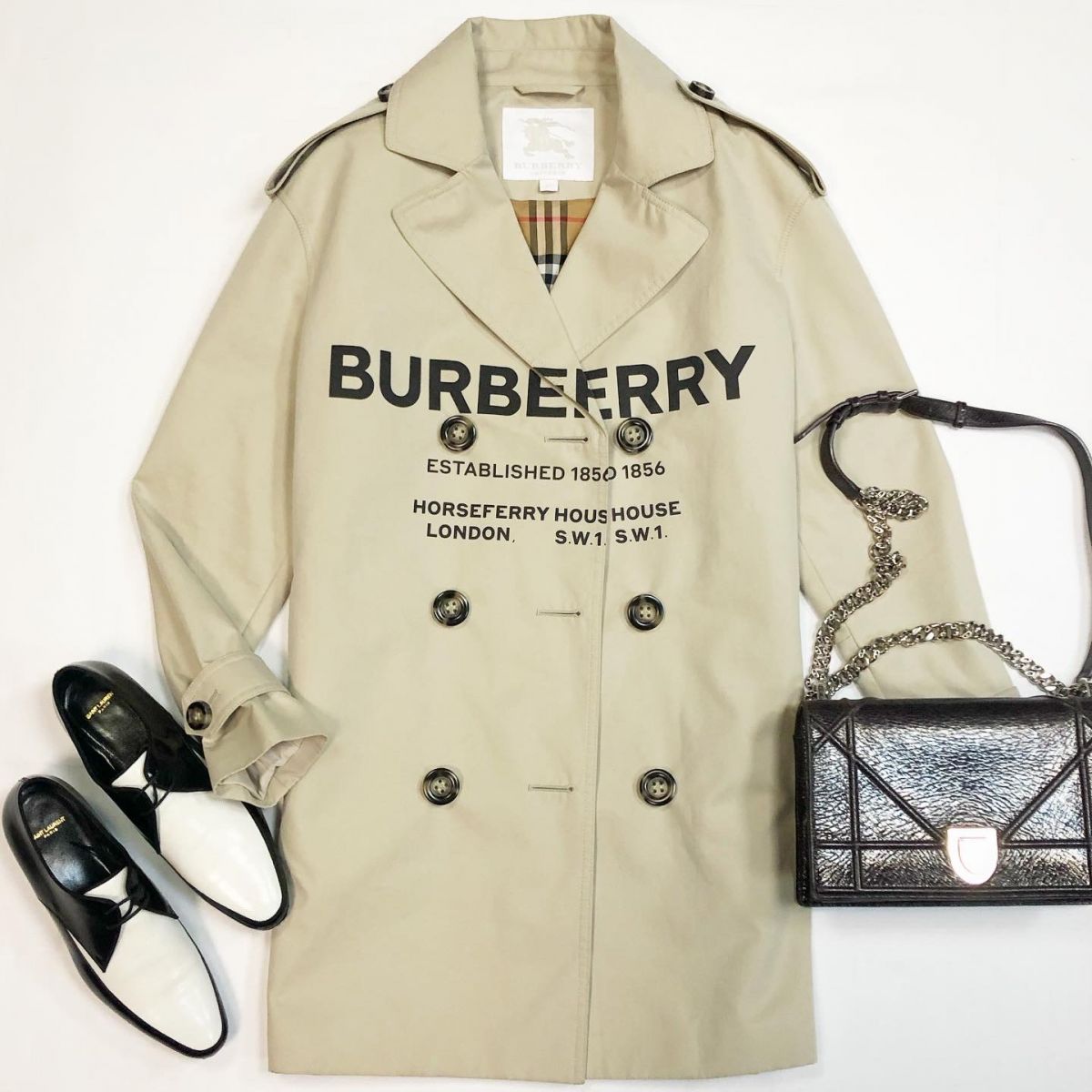 Плащ Burberry размер 40 цена 23 078 рубБотинки Saint Laurent размер 37.5 цена 15 385 рубСумка Dior