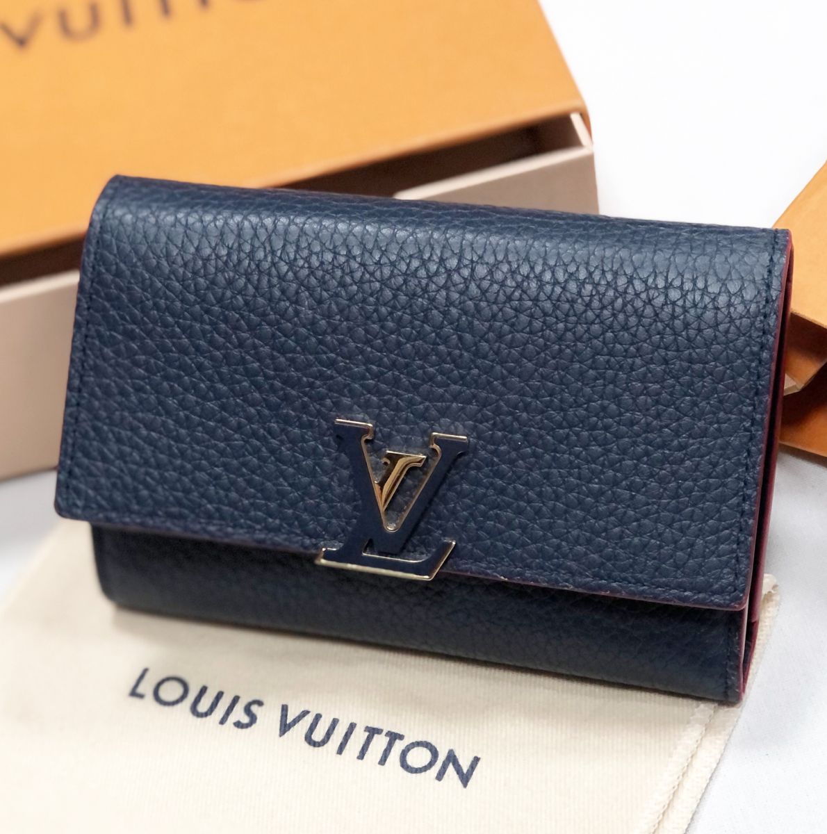 Кошелек Louis Vuitton цена 30 770 руб
