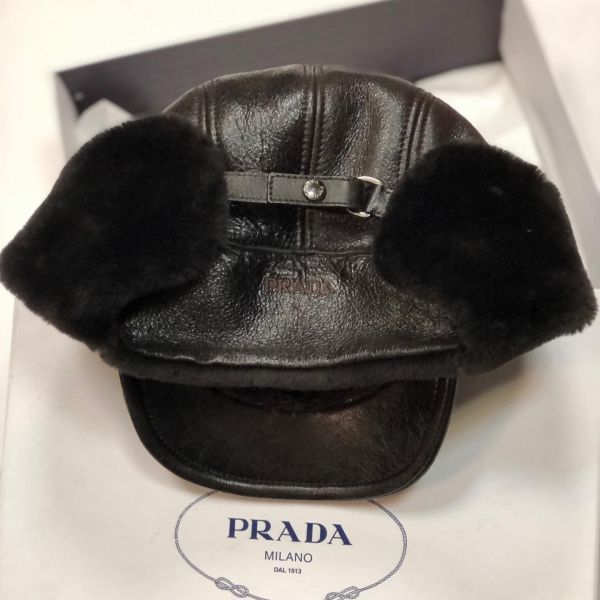 Шапка Prada 