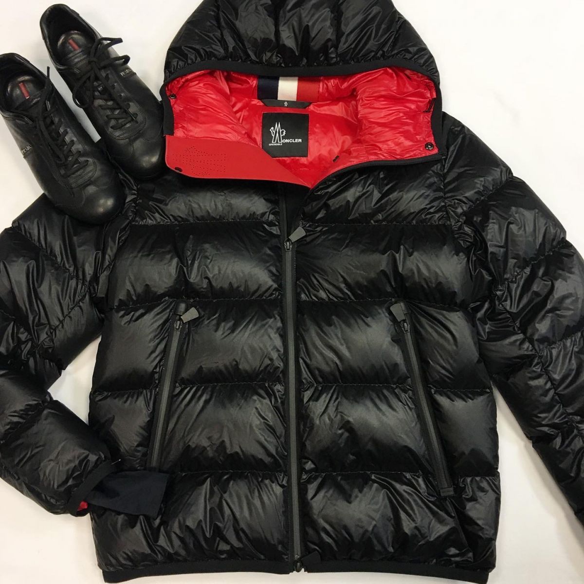 #mechtamen Пуховик Moncler  размер 3 цена 30 770 руб Кроссовки Prada размер 41.5 цена 10 770 руб