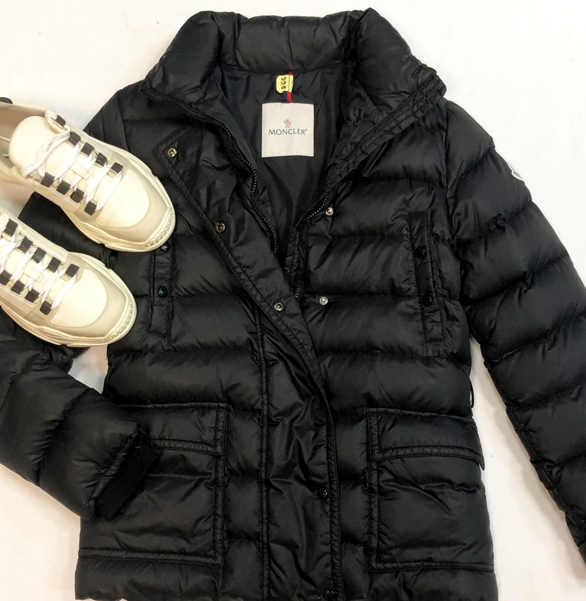 Пуховик MONCLER размер 1 цена 23 078 рубКроссовки Brunello Cucinelli размер 37 цена 30 770 руб