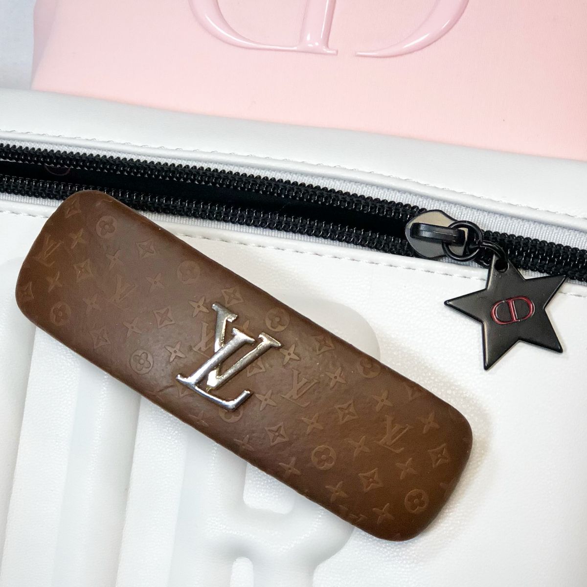 Заколка Louis Vuitton  цена 2 308 руб 