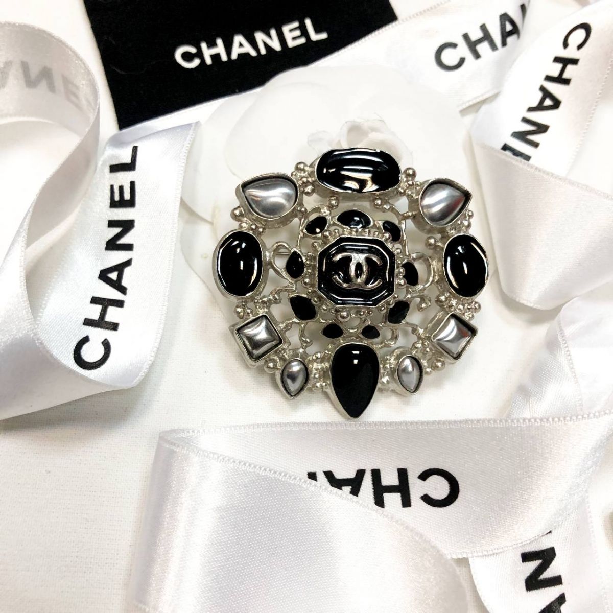 Брошка Chanel цена 55 385 руб