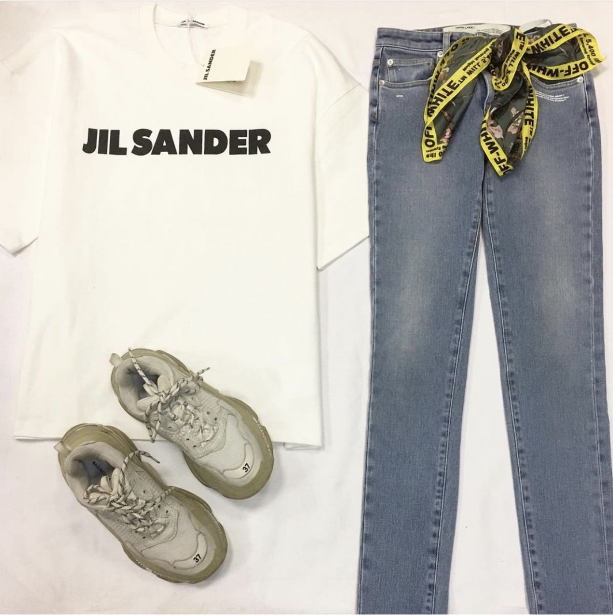 Толстовка Jil Sander  размер М цена 15 385 руб /с ценником/ Джинсы Off White размер 25 цена 7 693 руб Кроссовки Balenciaga размер 37 цена 15 385 руб