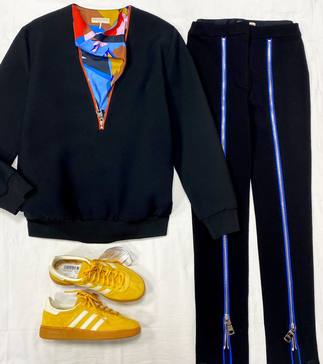 Костюм / толстовка + брюки / отделка шелк / Emilio Pucci размер 36 цена 15 385 руб
Кеды Adidas размер 37.5 цена 23 078 руб