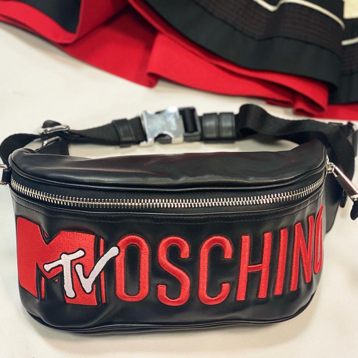 Сумка на пояс Moschino размер 30/15 цена 7 693 руб 