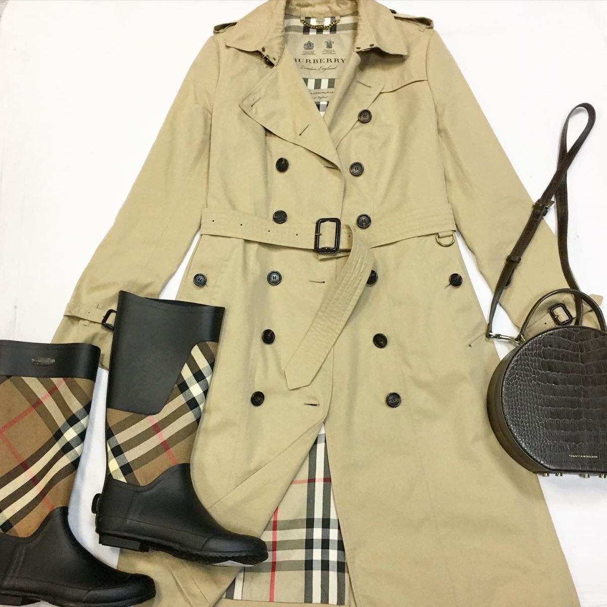 Тренч Burberry  размер 44/48 цена 30 770 руб Сапоги резиновые Burberry размер 39 цена 9 231 руб Сумка Томми &amp; Бенжамин