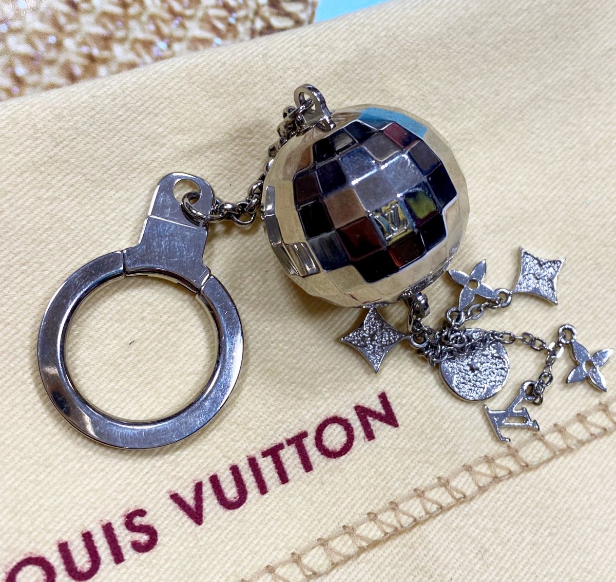 Брелок Louis Vuitton цена 15 385 руб