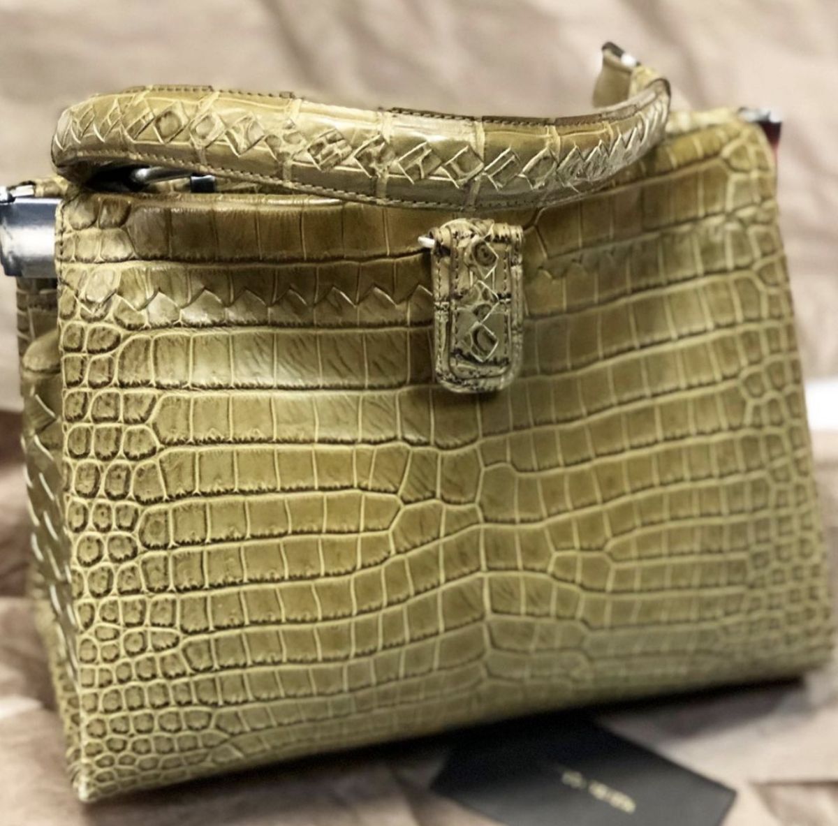 Сумка /крокодил/ Bottega Veneta  размер 27/20 цена 538 475 руб