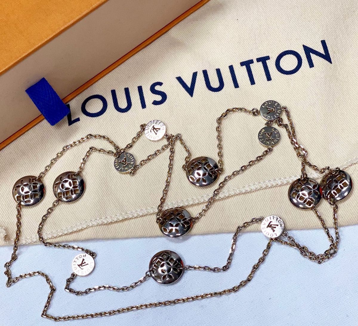 Подвеска Louis Vuitton цена 15 385 руб