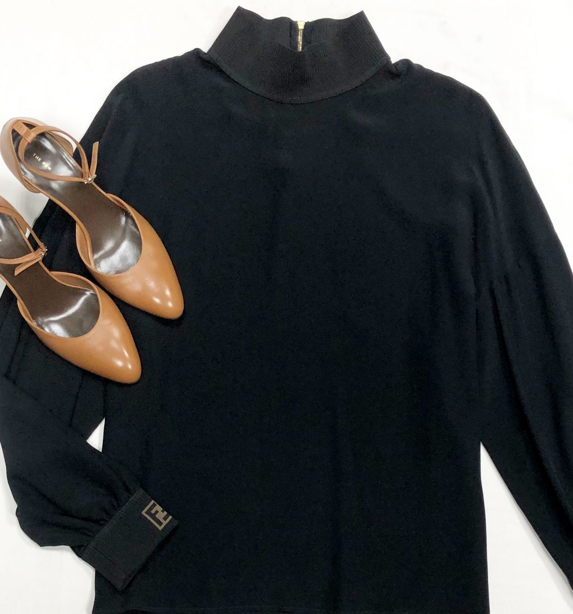 Блузка Fendi размер 44 цена 46 965 руб
Туфли The Row размер 40 цена 46 965 руб
