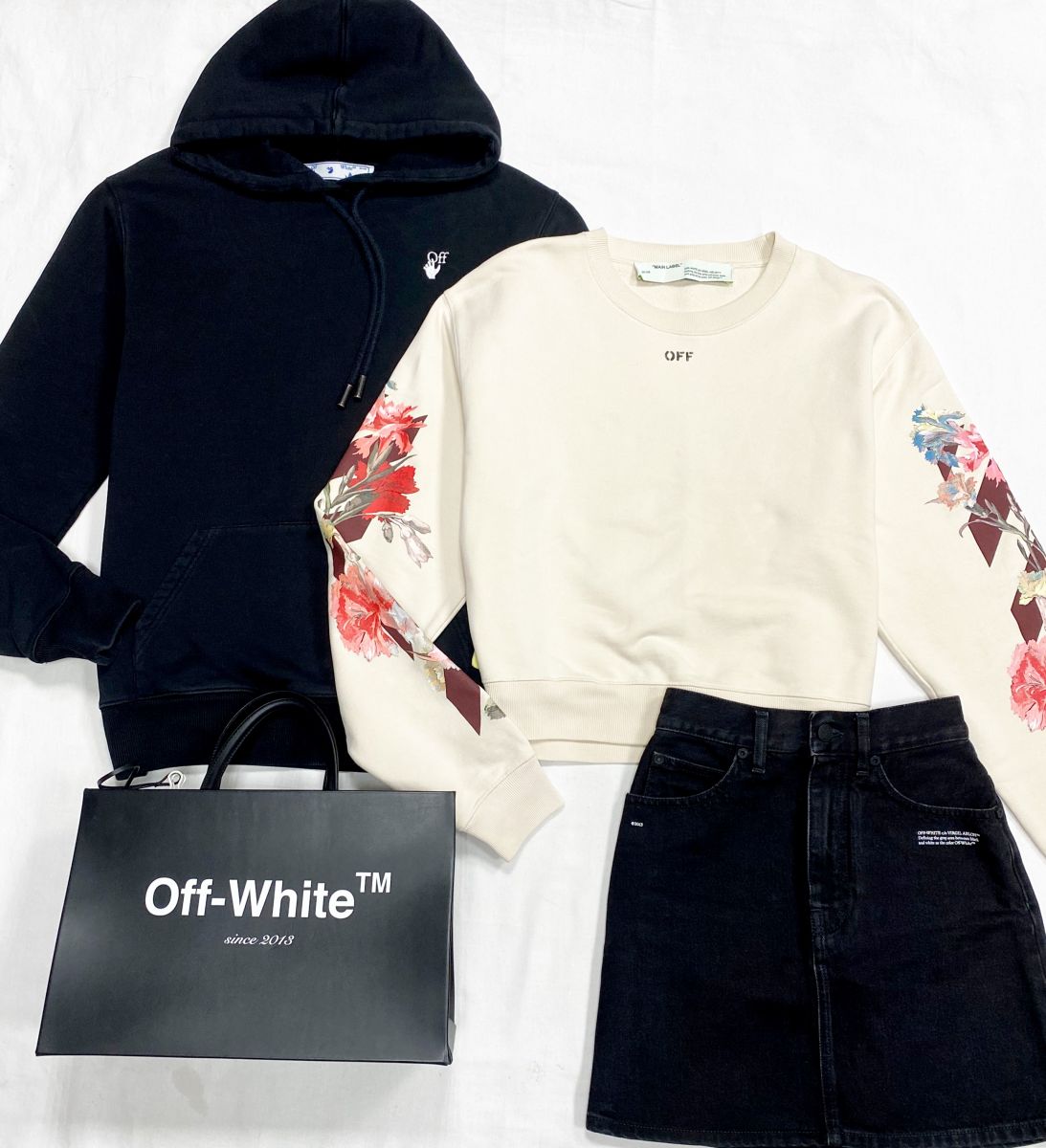 Толстовки Off White размер M цена от 7 693 руб до 9 231 руб
Юбка Off White размер S цена 7 693 руб
Сумка Off White 