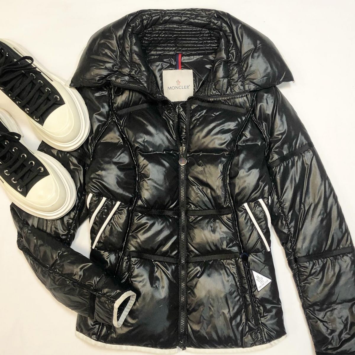 Куртка Moncler размер 2 цена 23 078 руб Кеды Alexander McQueen размер 39 цена 18 463 руб