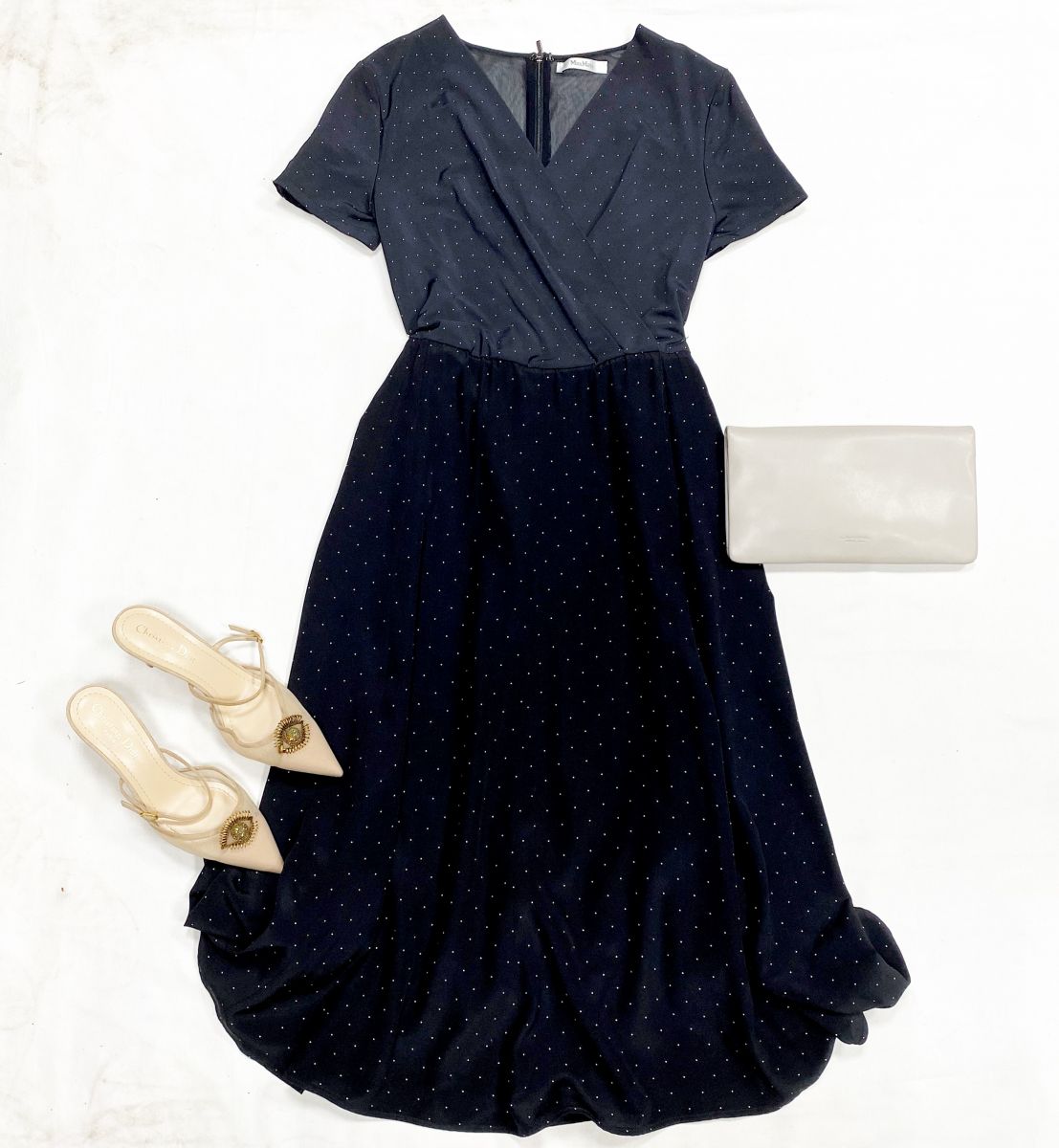 Платье Max Mara размер 42 цена 12 308 руб
Босоножки Christian Dior размер 37 цена 46 155 руб
Клатч Lancel 