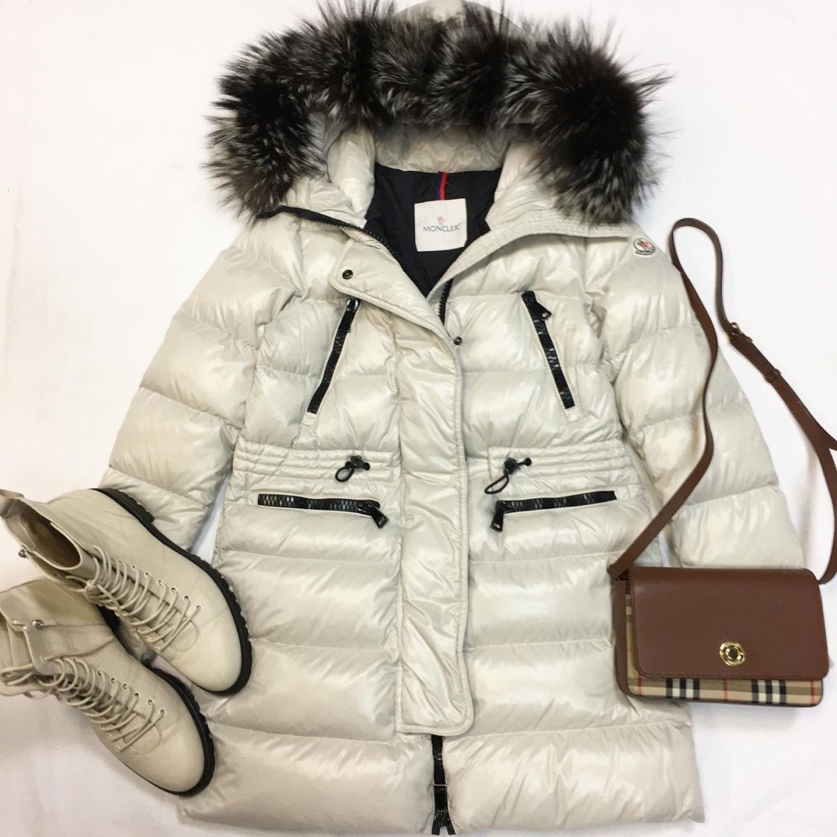 Пуховик Moncler  размер 0 цена 30 770 руб Ботинки Jimmy Choo размер 41 цена 30 770 руб Сумочка Burberry 