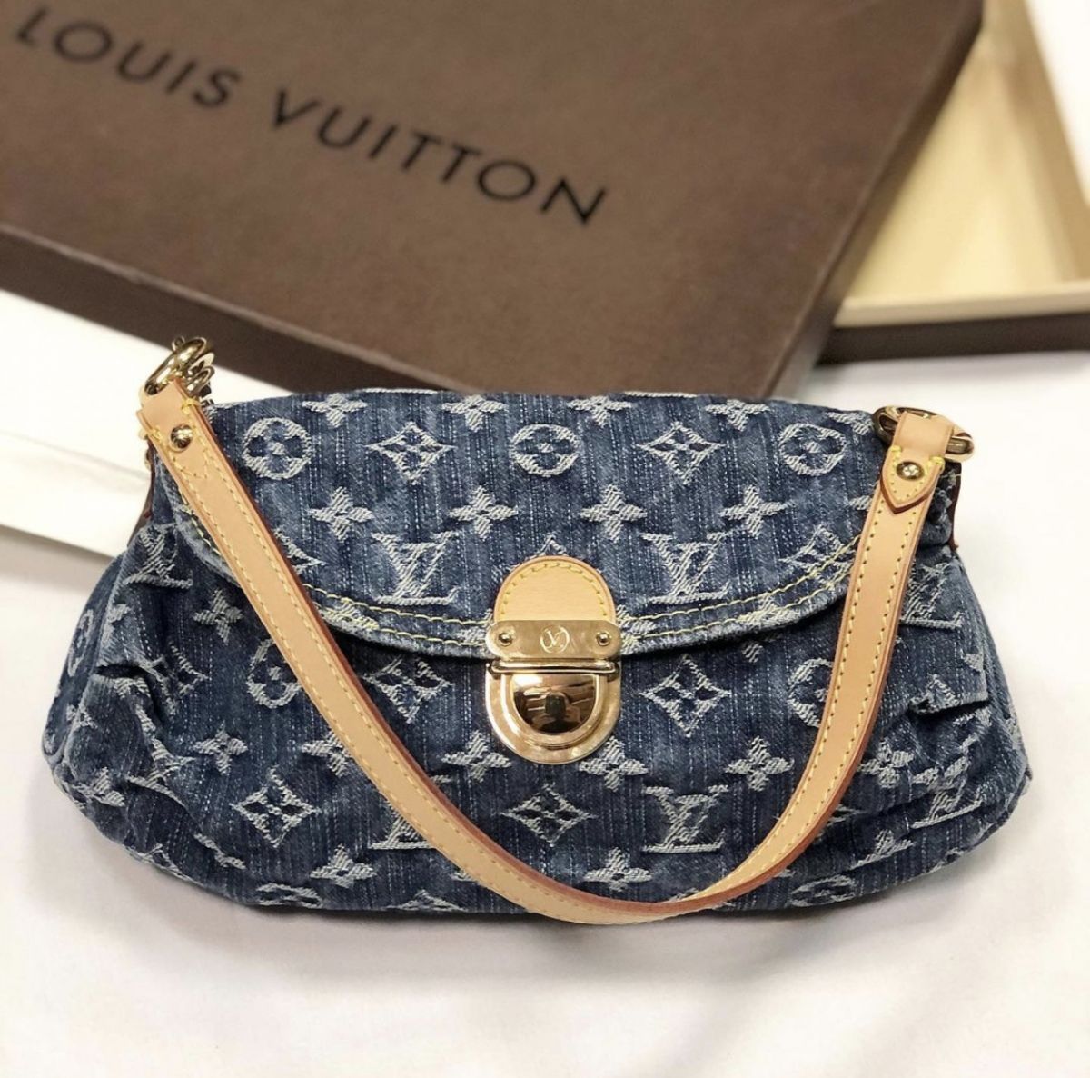 Сумочка LOUIS VUITTON  размер 15*25 цена 15 385 руб