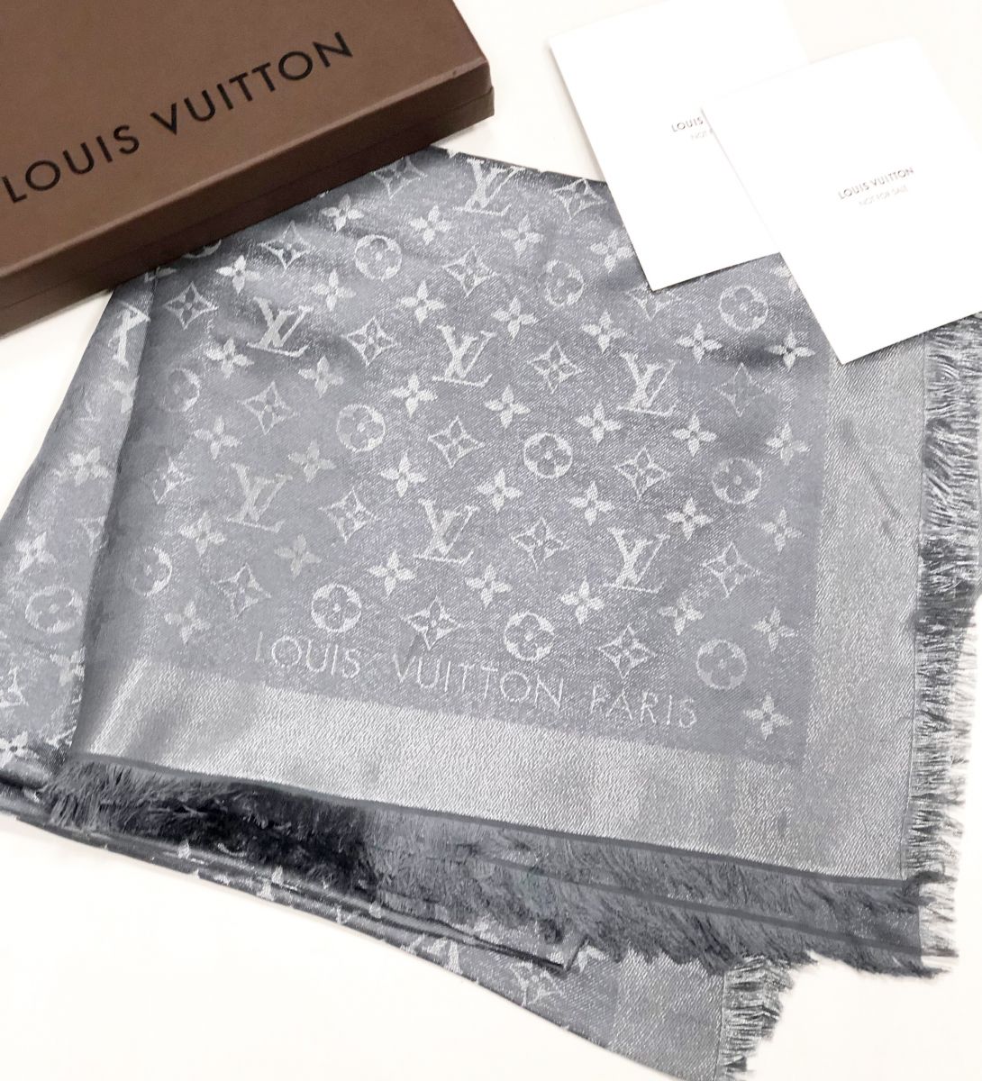 Палантин Louis Vuitton размер 140/140 цена 23 078 руб /в коробке/ 
