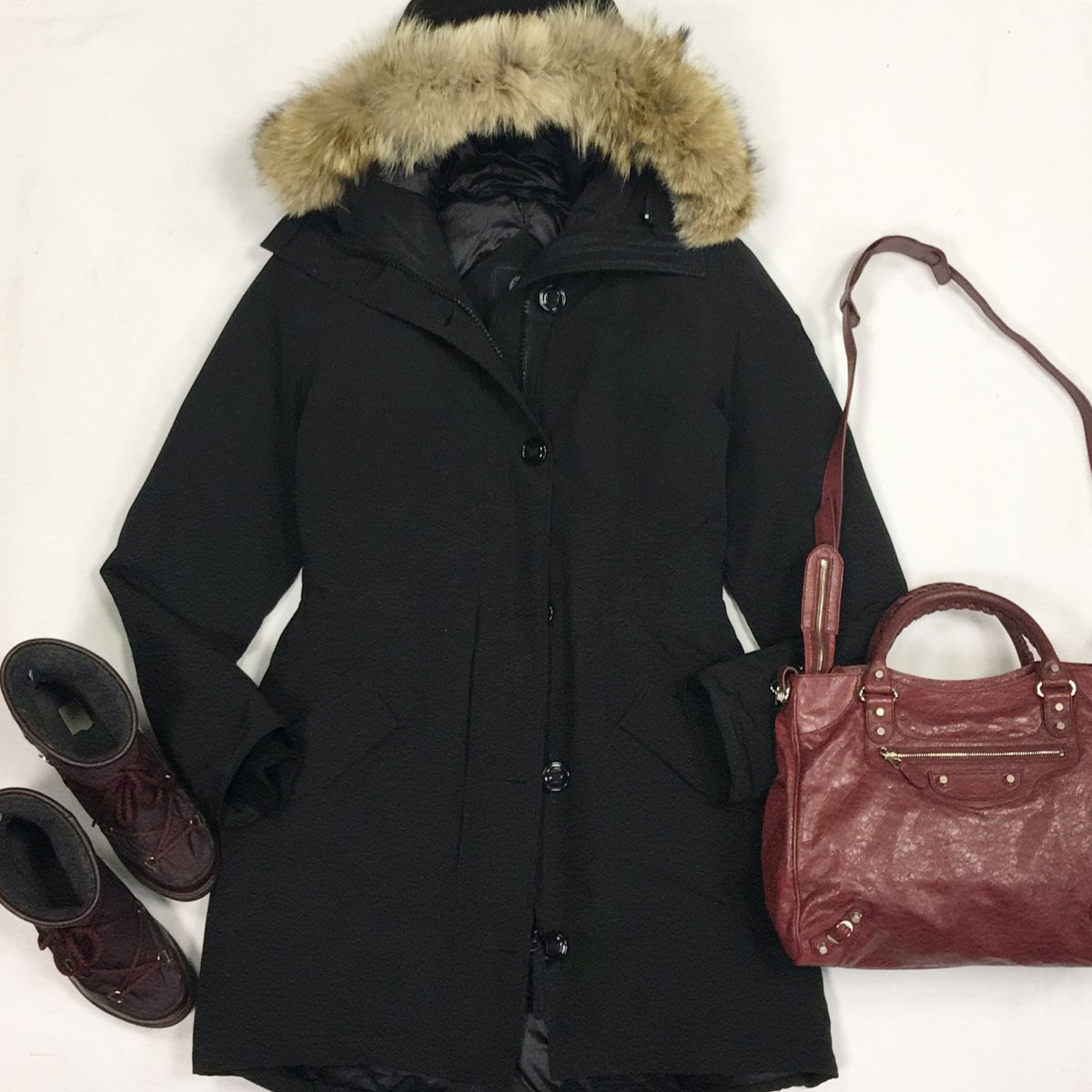 Пуховик CANADA GOOSE размер XL цена 23 077 рубСапоги MONCLER размер 39 цена 10 770 рубСумка BALENCIAGA 