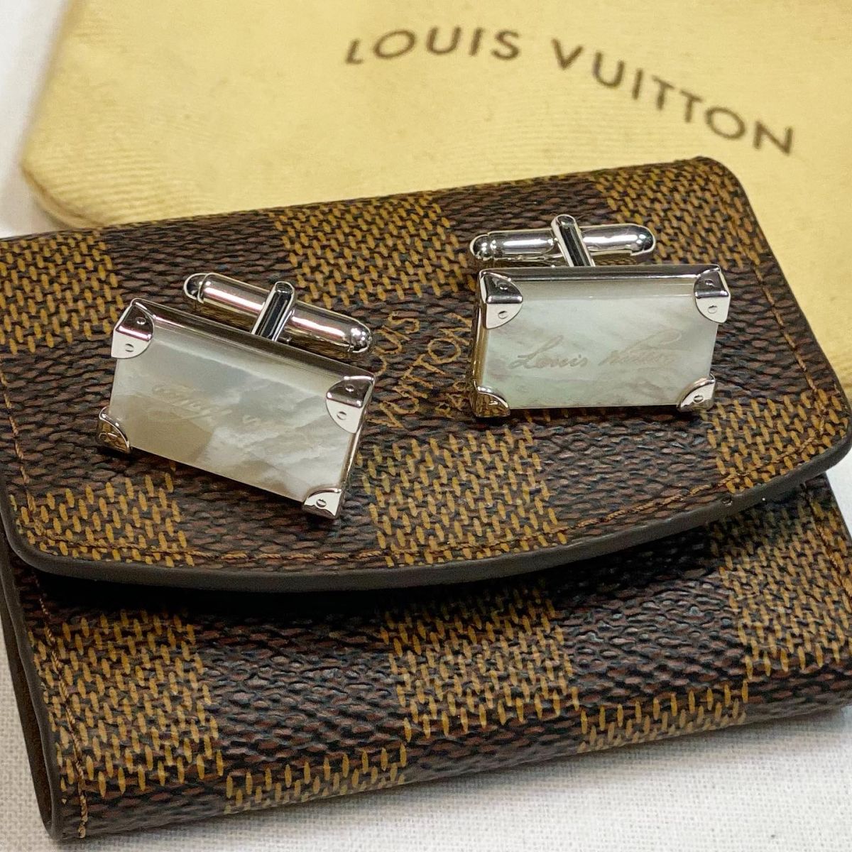 Запонки Louis Vuitton цена 27 693 руб / упаковка /