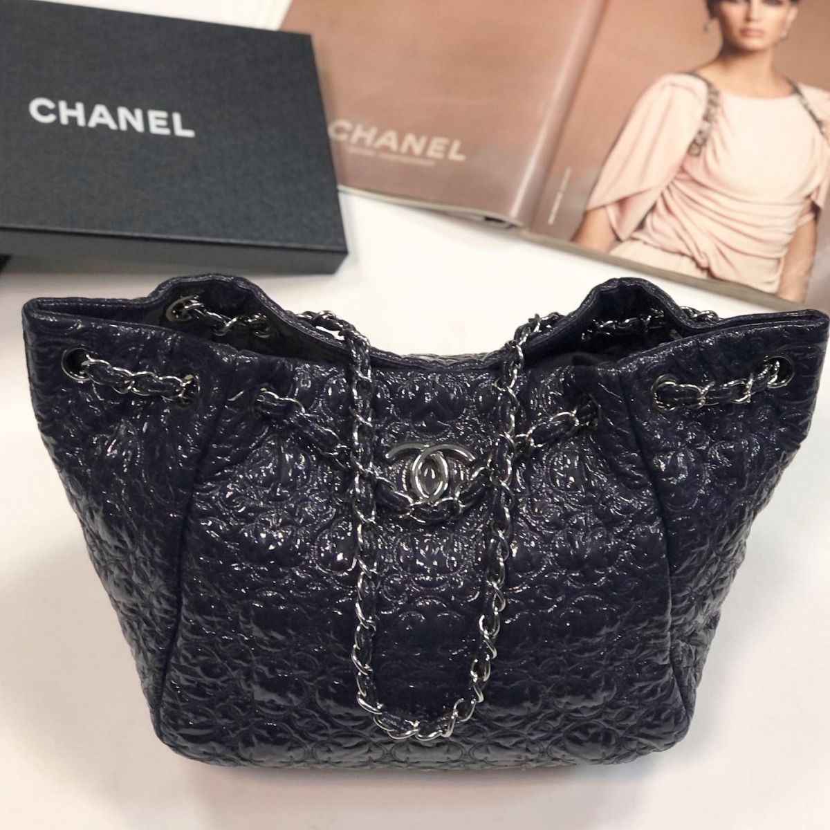 Сумка /лак Chanel  размер 40*23 цена 61 540 руб 