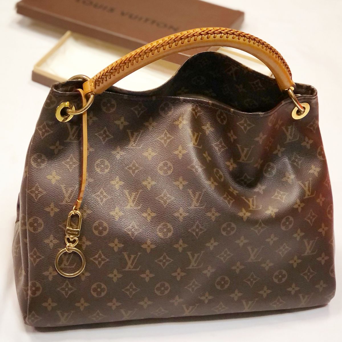 Сумка Loui Vuitton  размер 40/30 цена 38 463 руб 