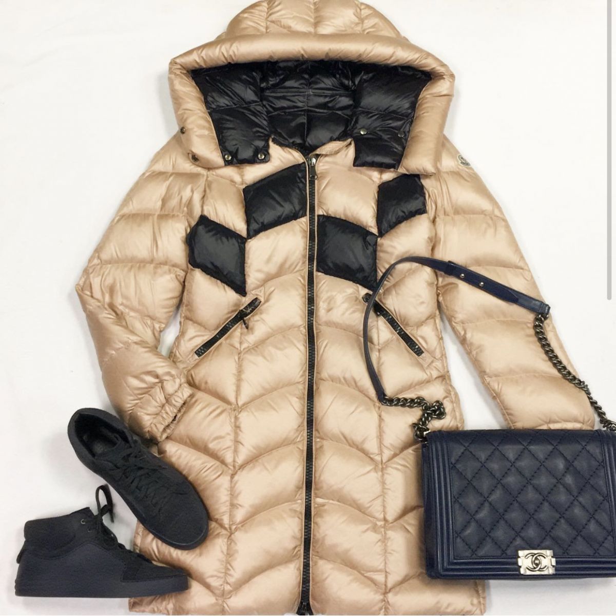 Пуховик MONCLER  размер 4 цена 23 077 рубКеды CHANEL  размер 38.5 цена 30 770 рубСумка CHANEL 