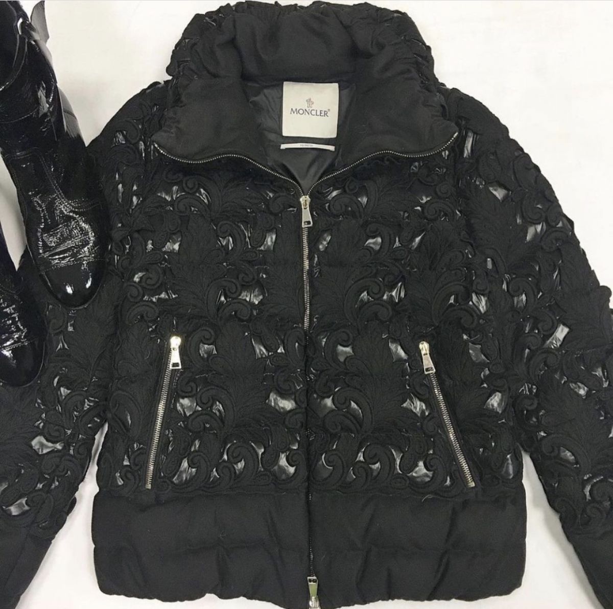 Пуховик Moncler размер 1 цена 23 077 рубСапоги Chanel  размер 39.5 цена 38 463 руб