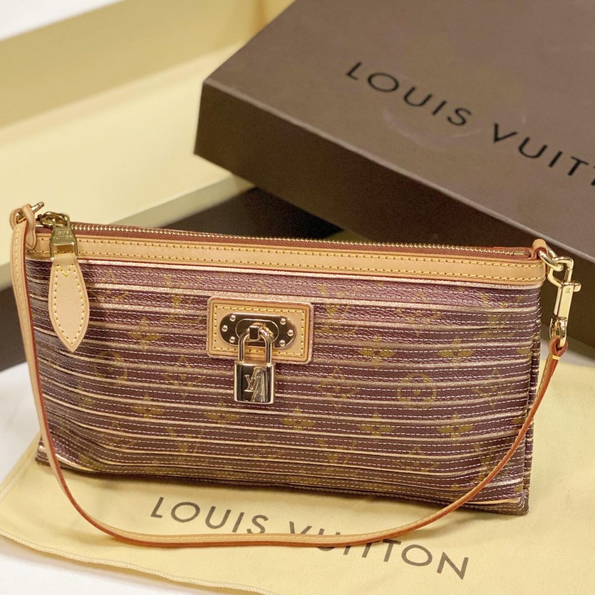 Клатч Louis Vuitton размер 26/14 цена 38 463 руб 