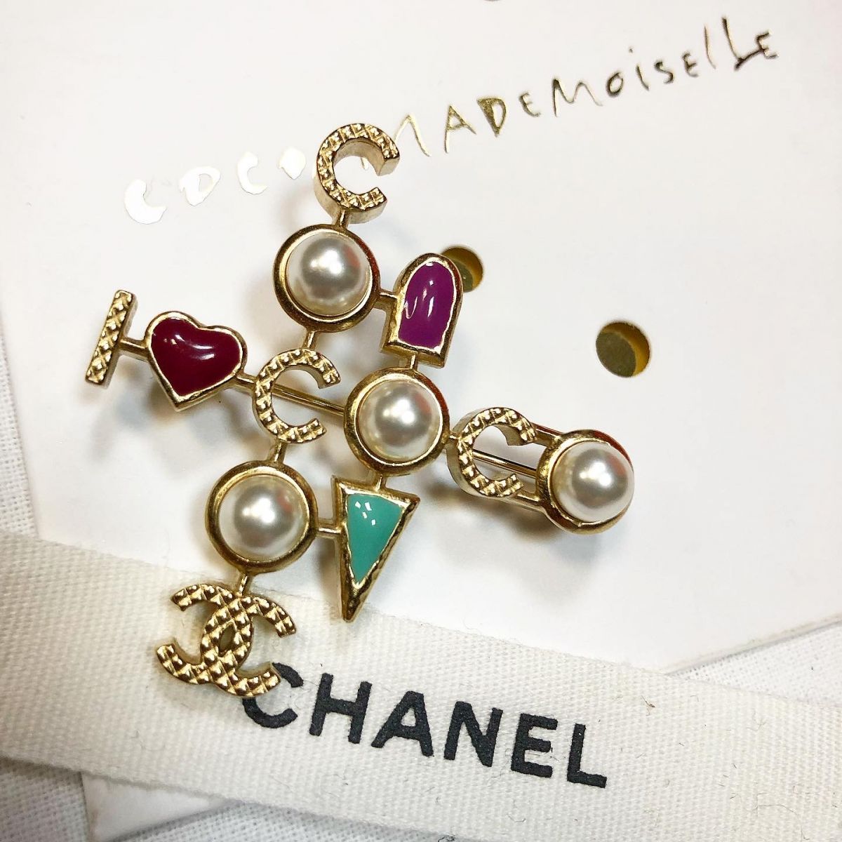 Chanel price. Брошь Шанель с эмалью. Chanel жемчуг розовый кофта. Pearls Chanel transparent. Pearls Chanel Aesthetics transparent.