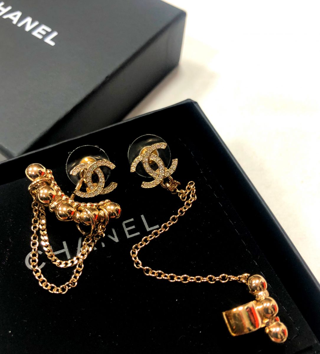 Серьги CHANEL цена 46 155 руб 