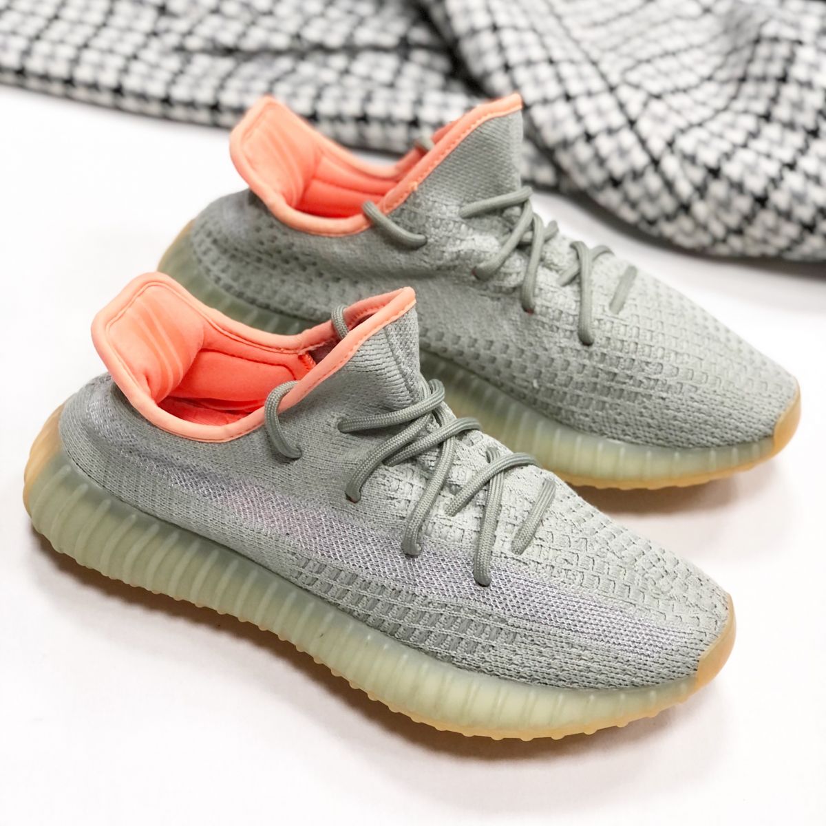 Кроссовки Adidas Yeezy размер 40 цена 7 693 руб