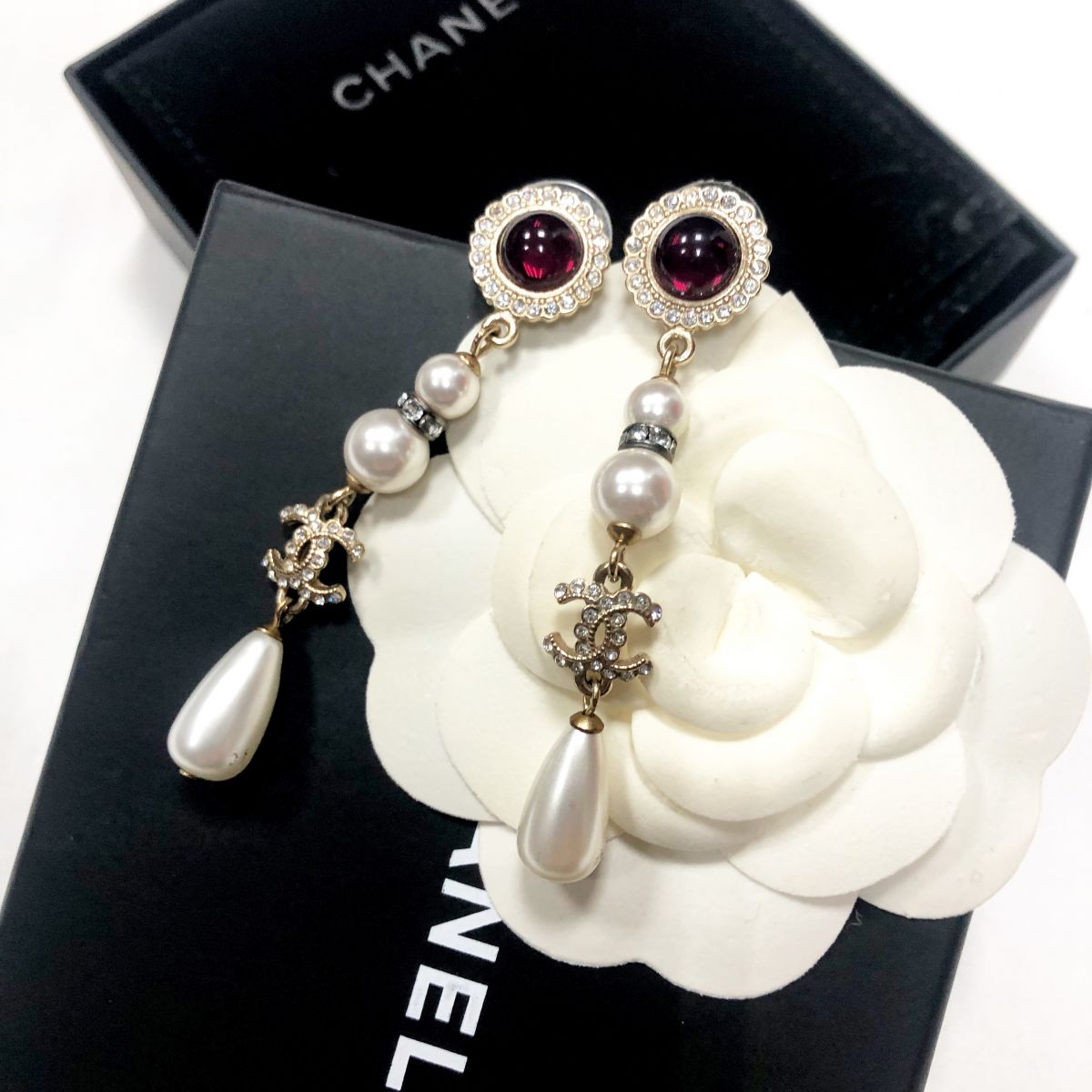 Серьги CHANEL цена 107 693 руб 