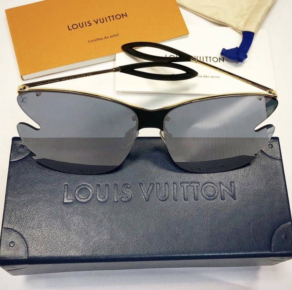 Очки зеркальные Louis Vuitton цена 23078 руб /новые/упаковка/ 
