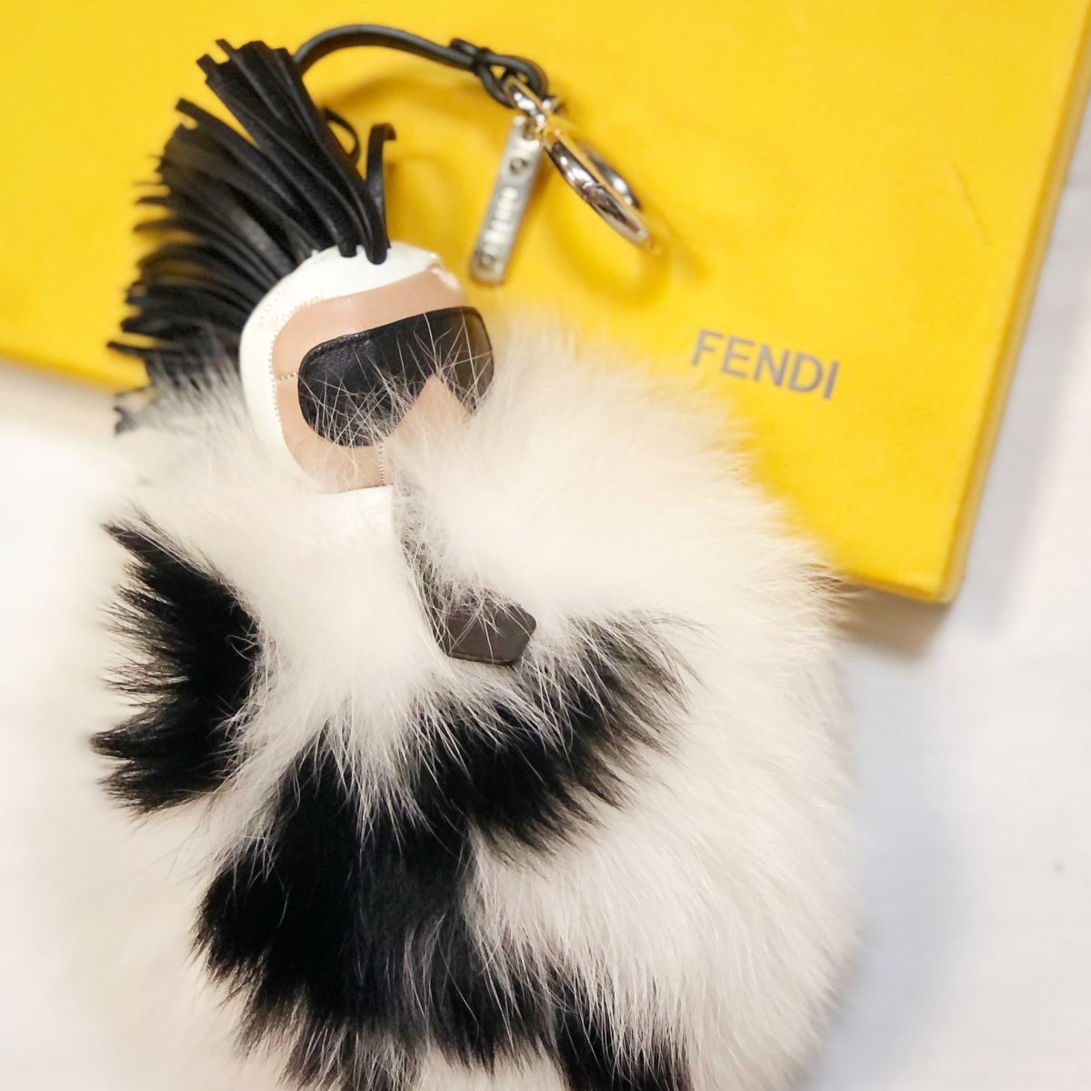 Брелоки FENDI для женщин купить за руб, арт. – Интернет-магазин Oskelly