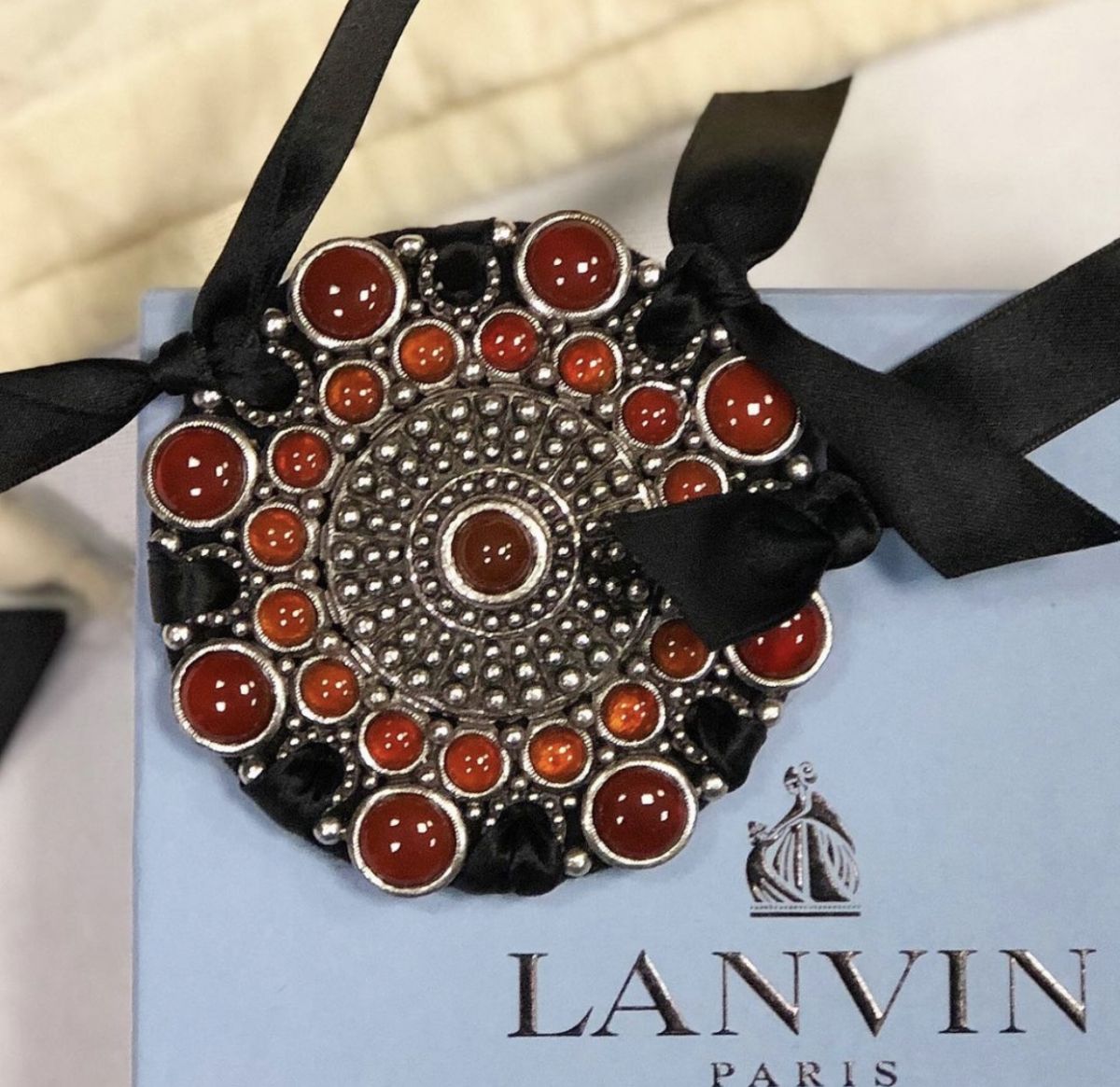 Брошка Lanvin цена 15 385 руб / упаковка /