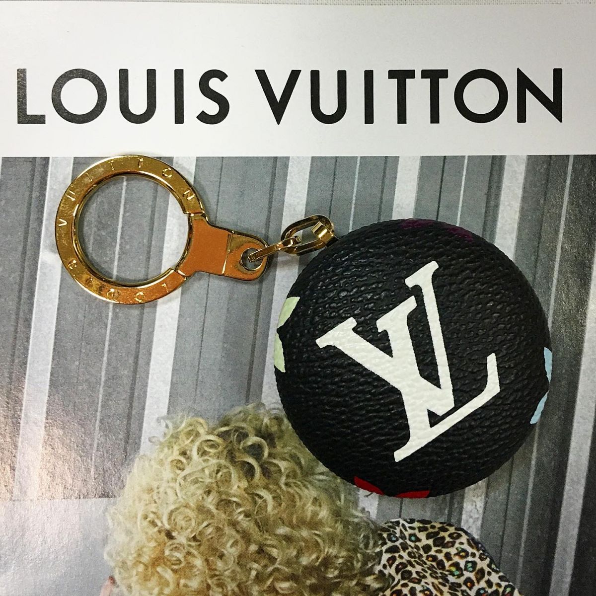 Брелок Louis Vuitton цена 7 693 руб 