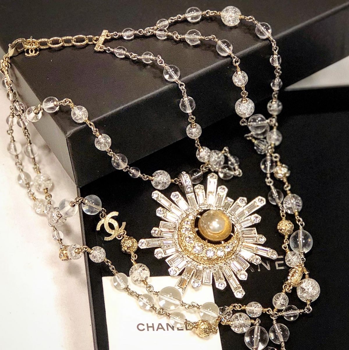 Колье / камни / Chanel цена 107 693 руб / новые / упаковка /