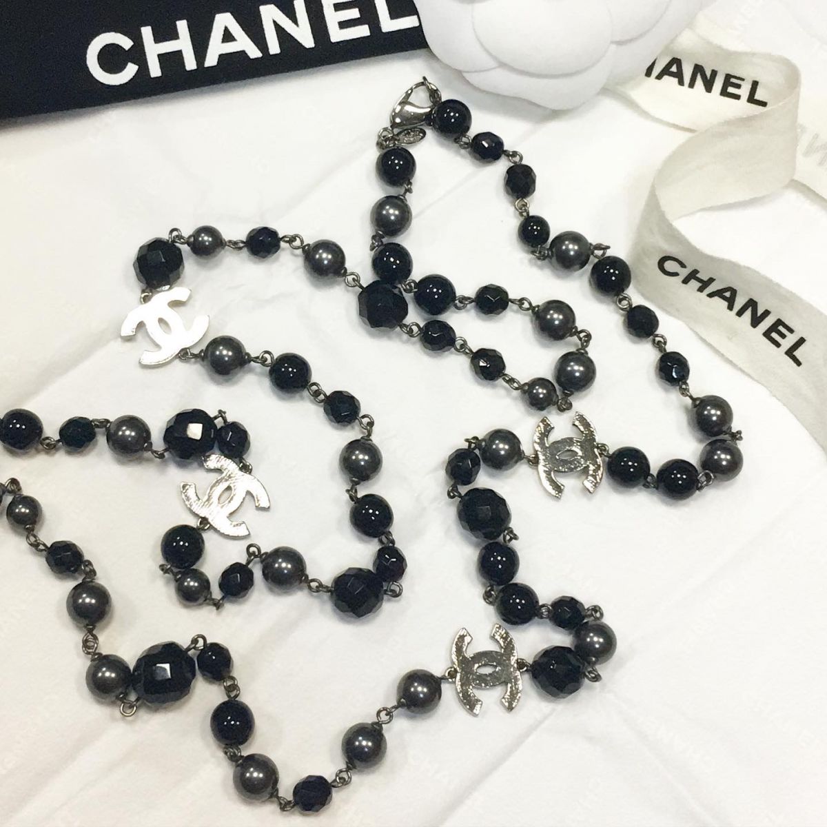 Chanel price. Бусы из камней Мировых брендов. Камень Шанель. Браслет Шанель с камнями. Плетение Шанель браслет.