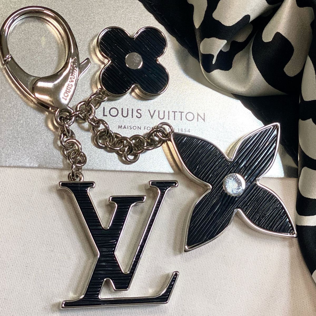 Брелок Louis Vuitton цена 12 308 руб 