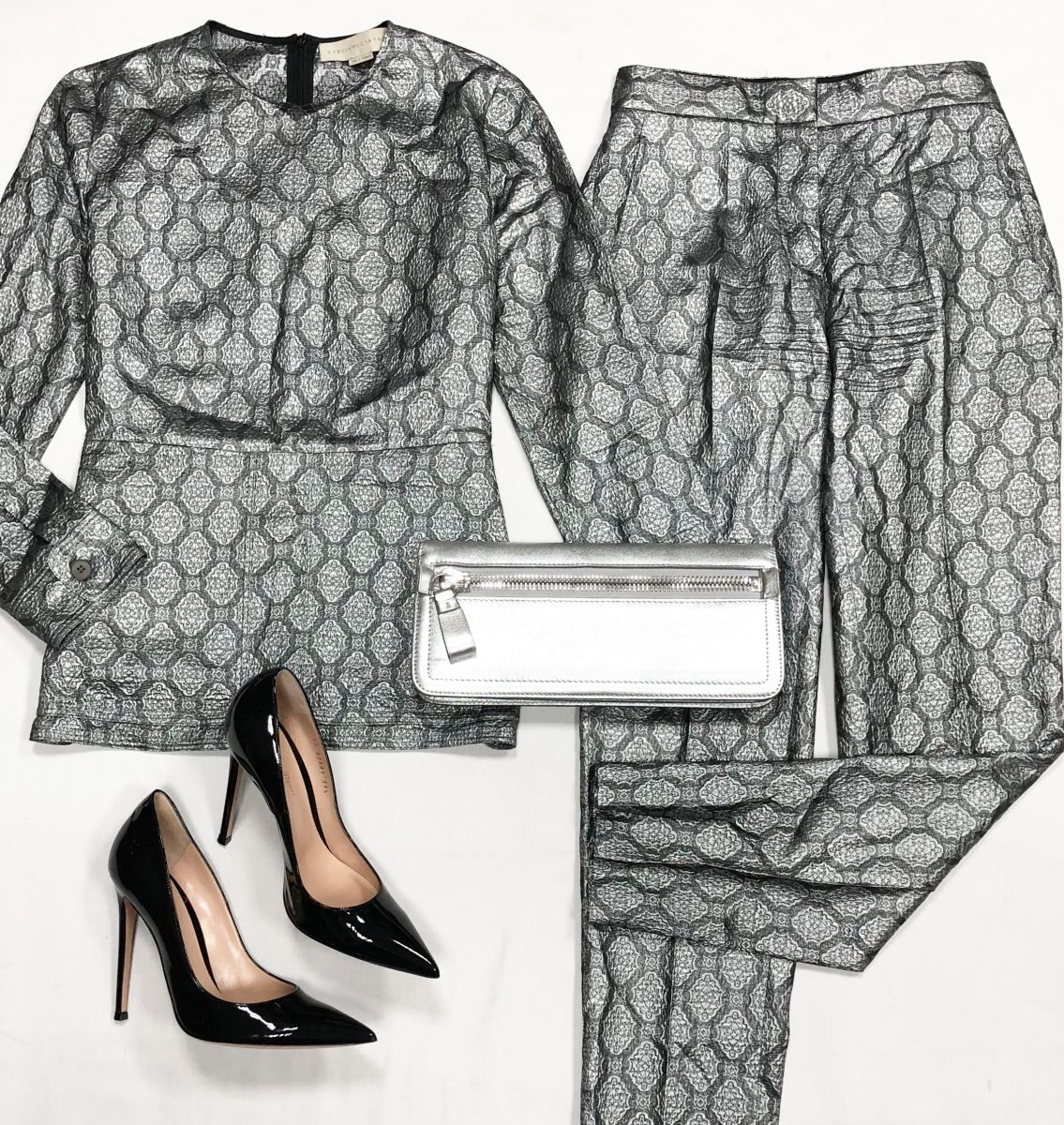 Костюм Stella McCartney размер 38 цена 15 385 руб
Туфли Gianvito Rossi размер 39.5 цена 30 770 руб
Клатч Tom Ford 

