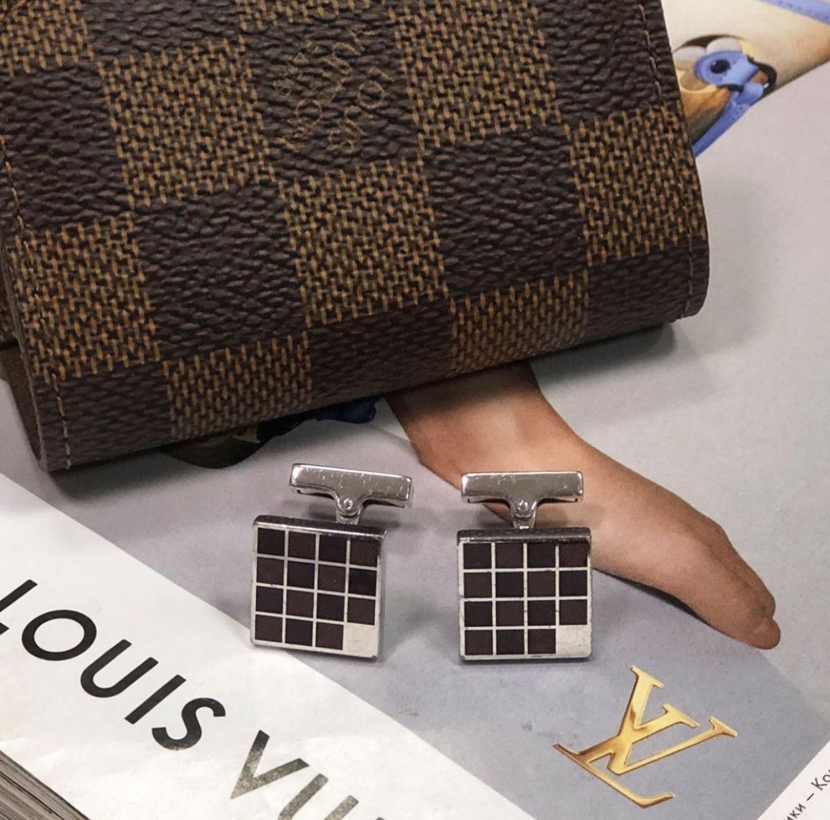 Запонки Louis Vuitton  цена 15 385 руб